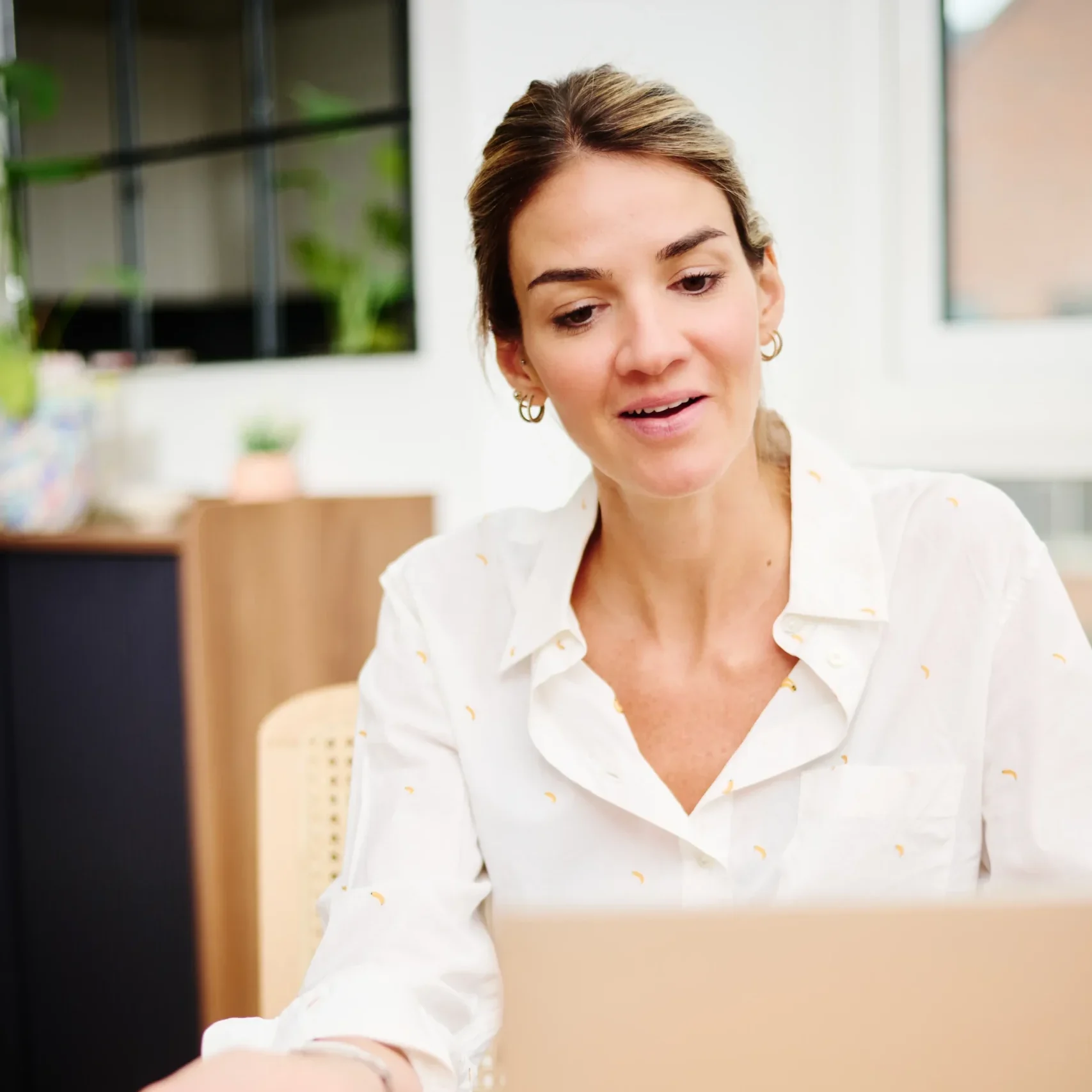 Holistic life coach Olivia Vaughan on a 1-on-1 online coaching session.